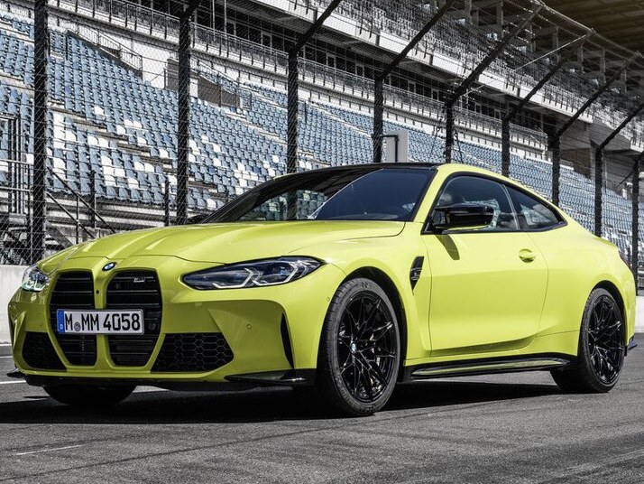BMW M4 купе 3.0 AT M Special: вид спереди сбоку на трассе