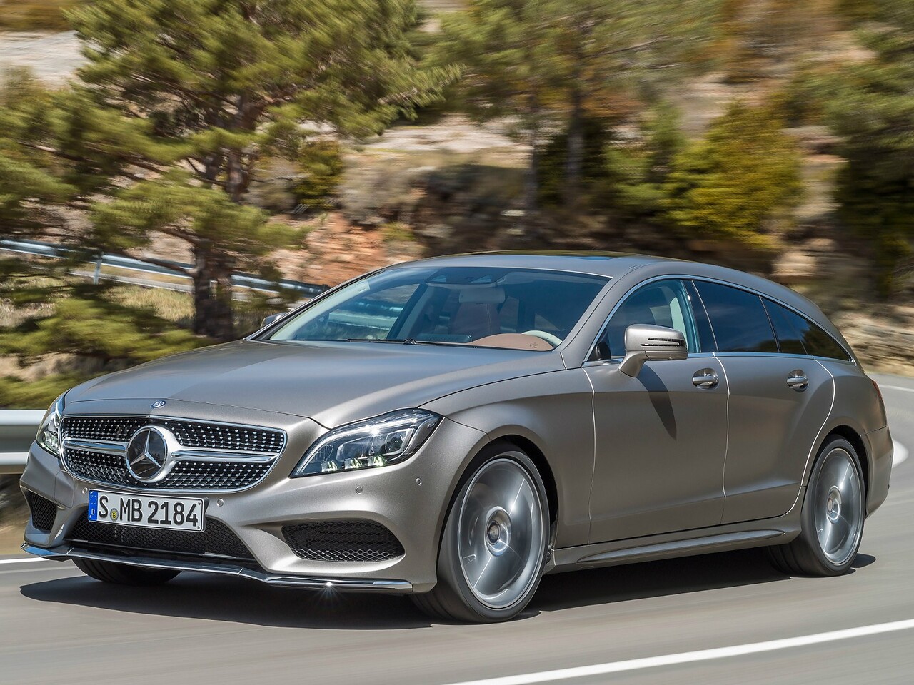 Mercedes-Benz CLS-Класс универсал (X218 рестайлинг, 2014 - 2017 г.в.): вид спереди сбоку на дороге