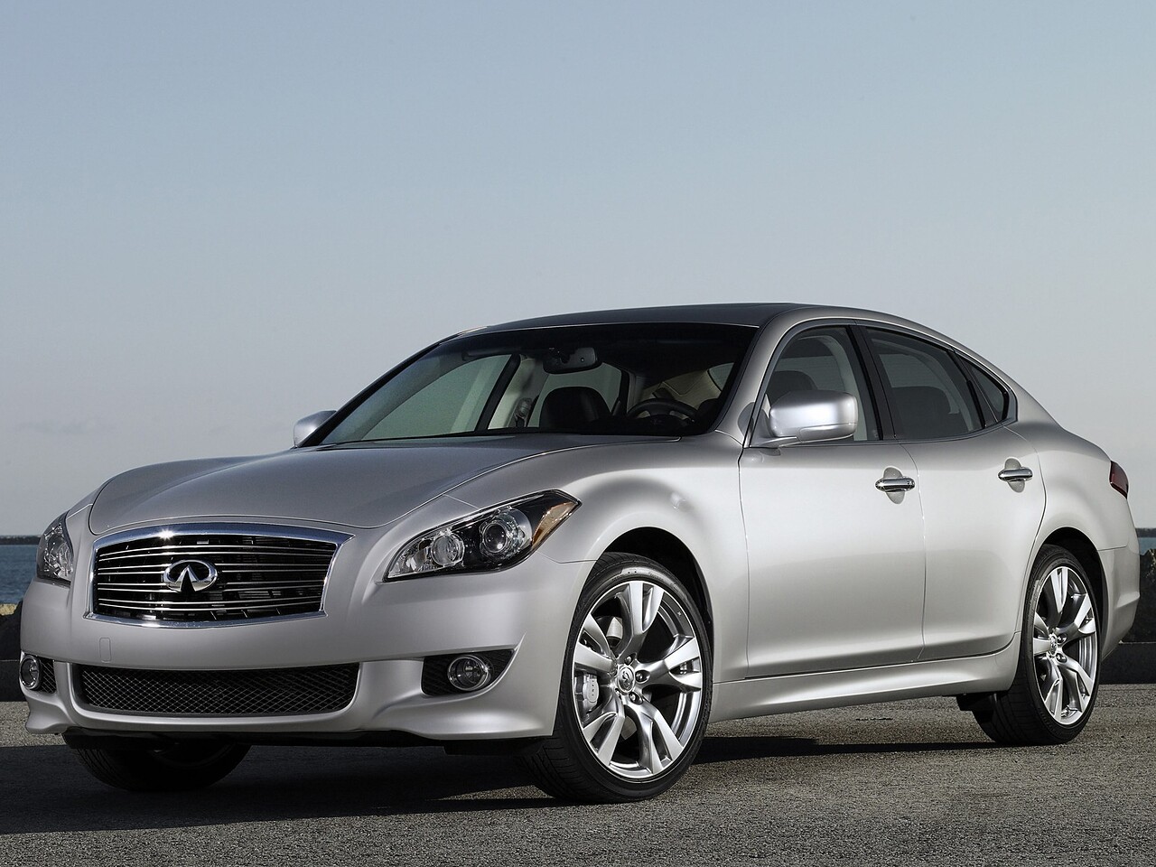 Infiniti Q70 (Y51, 2013 - 2015 г.в.): вид спереди сбоку
