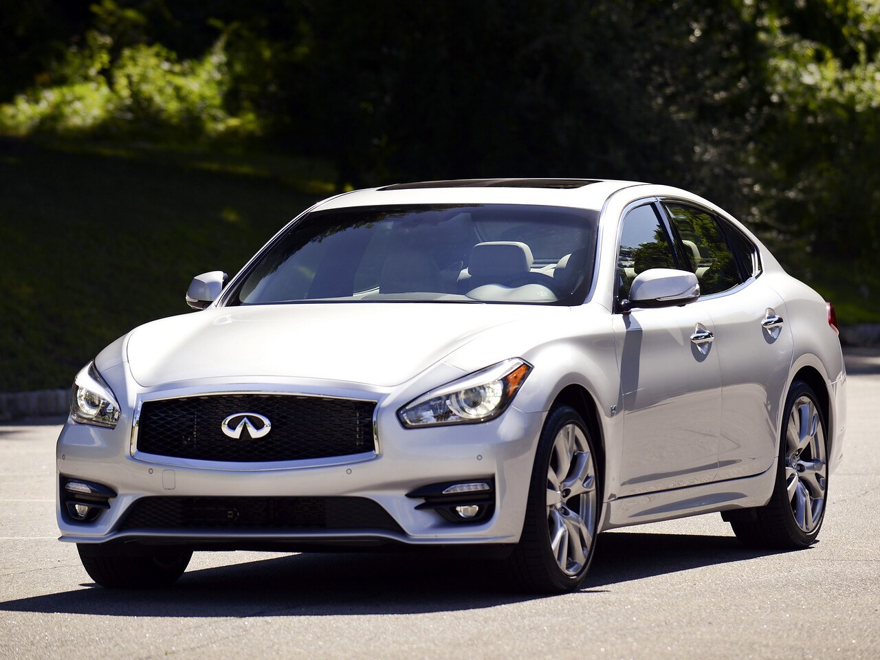 Infiniti Q70 (Y51 рестайлинг, 2015 - 2018 г.в.): вид спереди сбоку