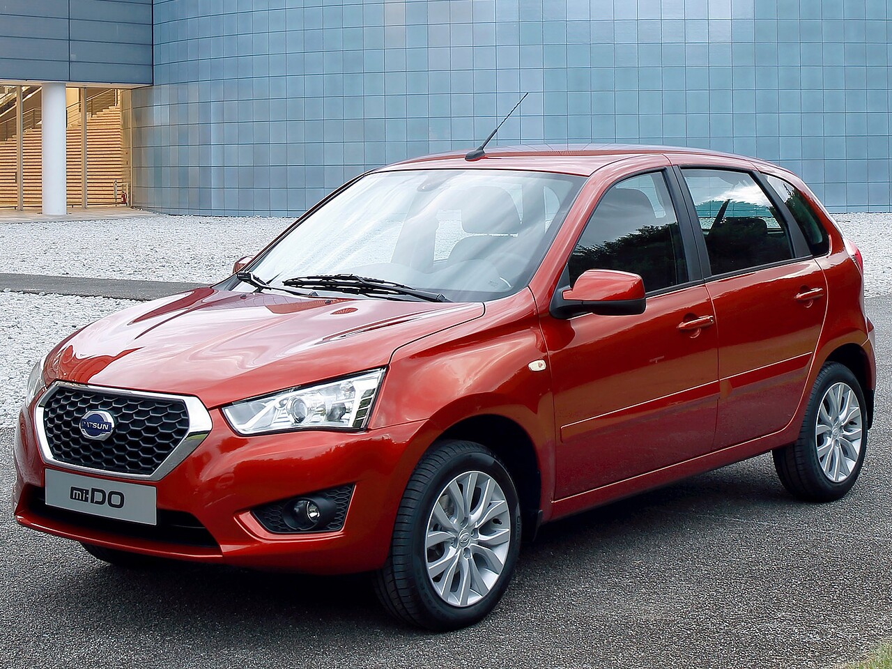 Datsun mi-DO (I поколение, 2015 - 2020 г.в.): вид спереди сбоку у здания