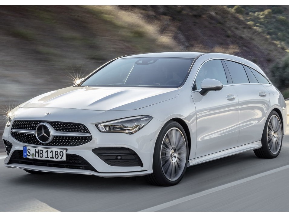 Mercedes-Benz CLA-Класс универсал (X118, 2019 - 2020 г.в.): вид спереди сбоку на дороге