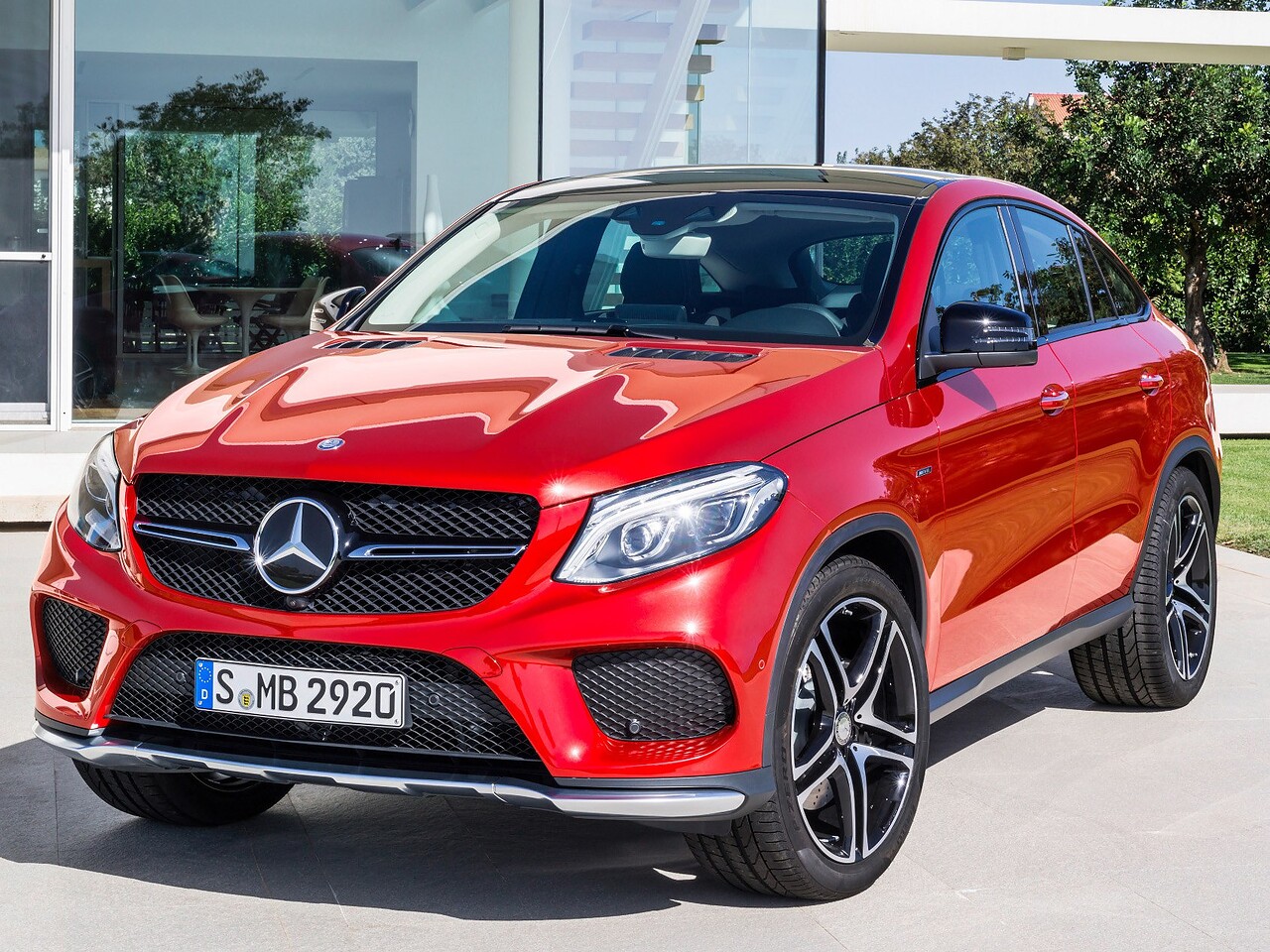Mercedes-Benz GLE-Класс купе 6.2 AT GLE 63: вид спереди сбоку у здания