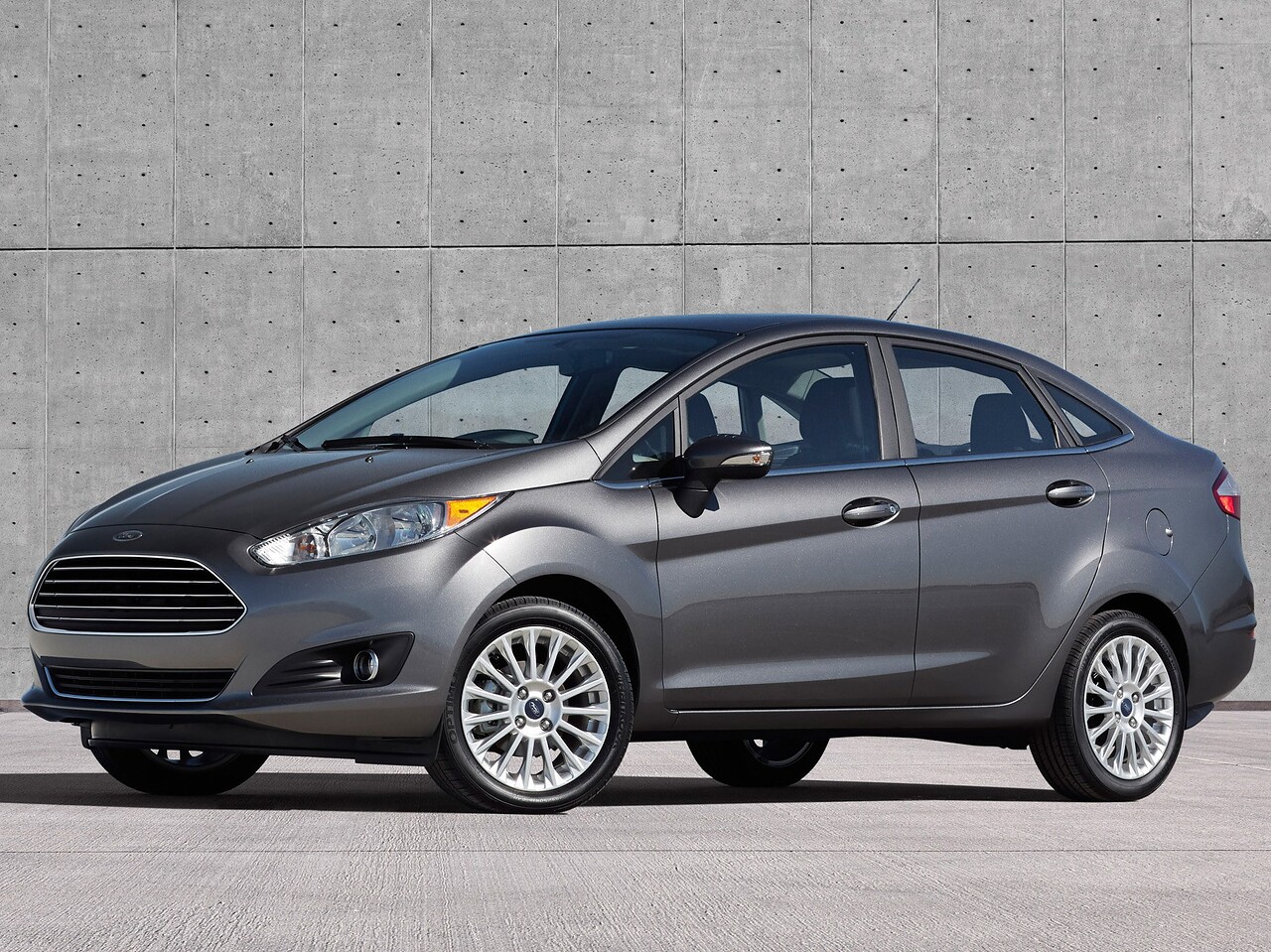 Ford Fiesta седан (VII поколение рестайлинг, 2015 - 2019 г.в.): вид спереди сбоку у здания