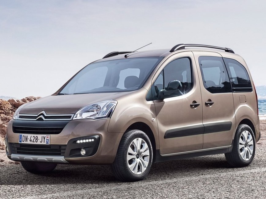 Citroen Berlingo (II поколение 2-й рестайлинг, 2015 - 2019 г.в.): вид спереди сбоку у холмов