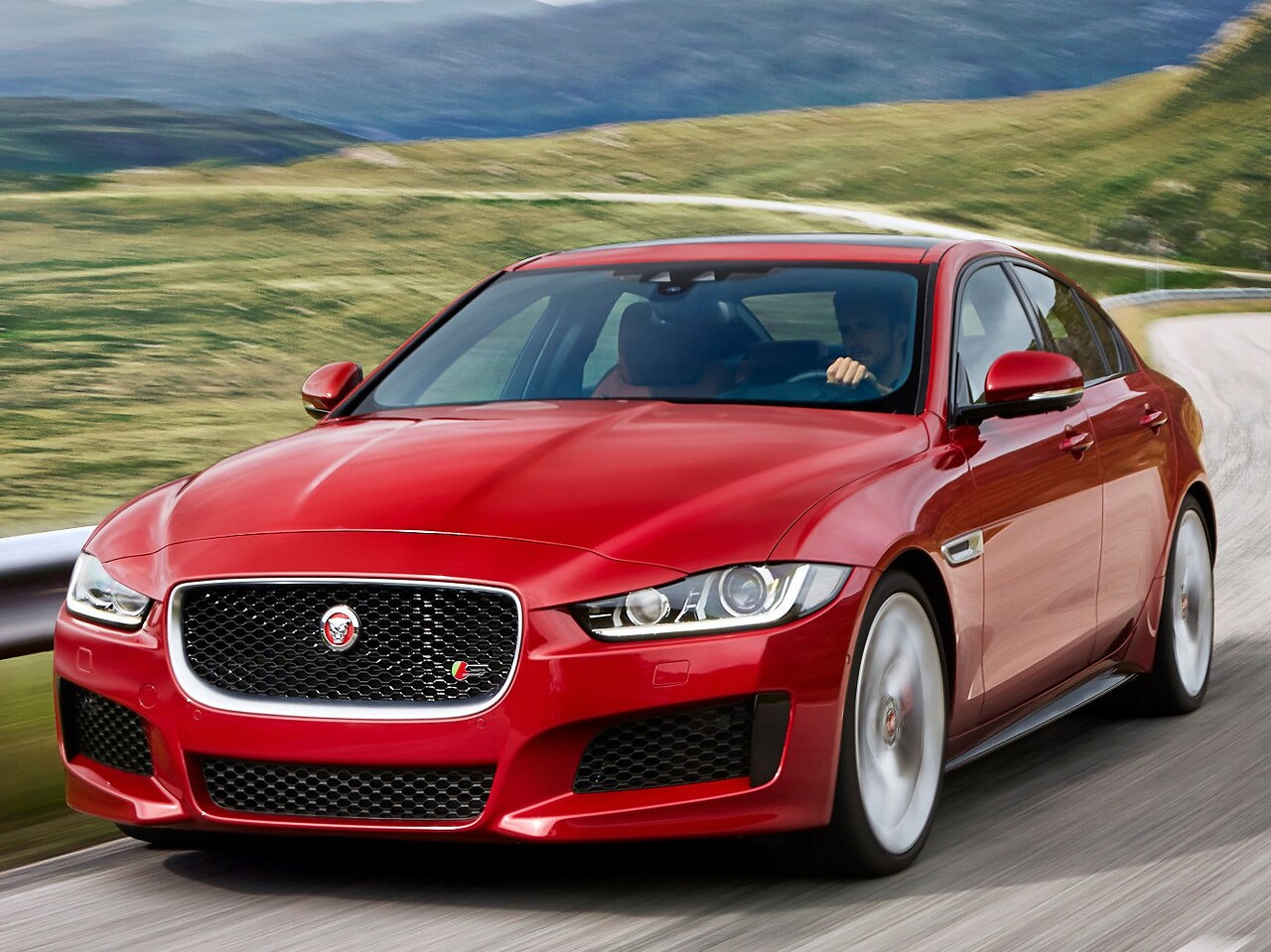 Jaguar XE 2.0d 4x4 AT Landmark Edition: вид спереди сбоку на дороге