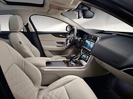 Jaguar XE 2.0 AT R-Dynamic S (D180): салон