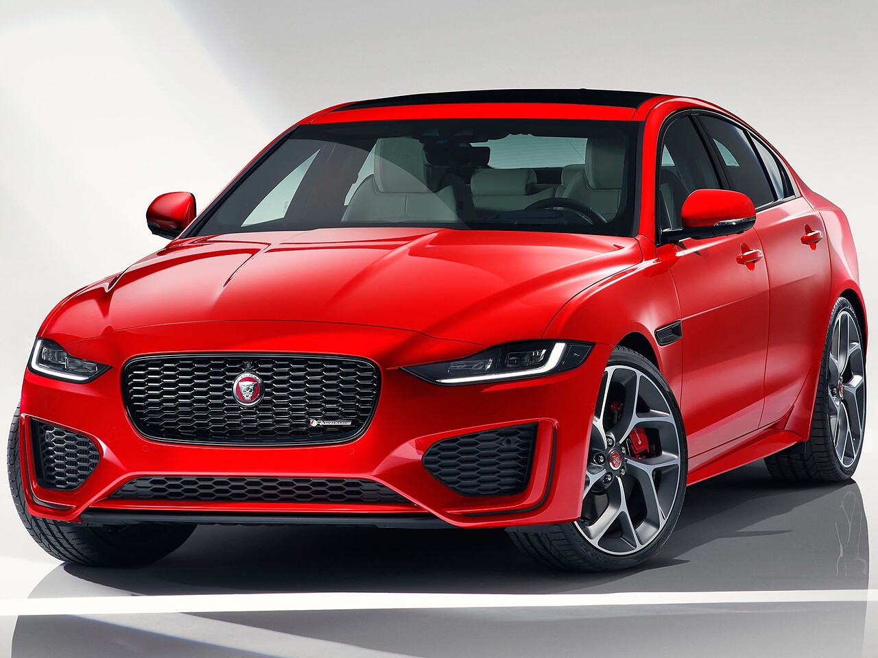 Jaguar XE 2.0 AT R-Dynamic S (D180): вид спереди сбоку