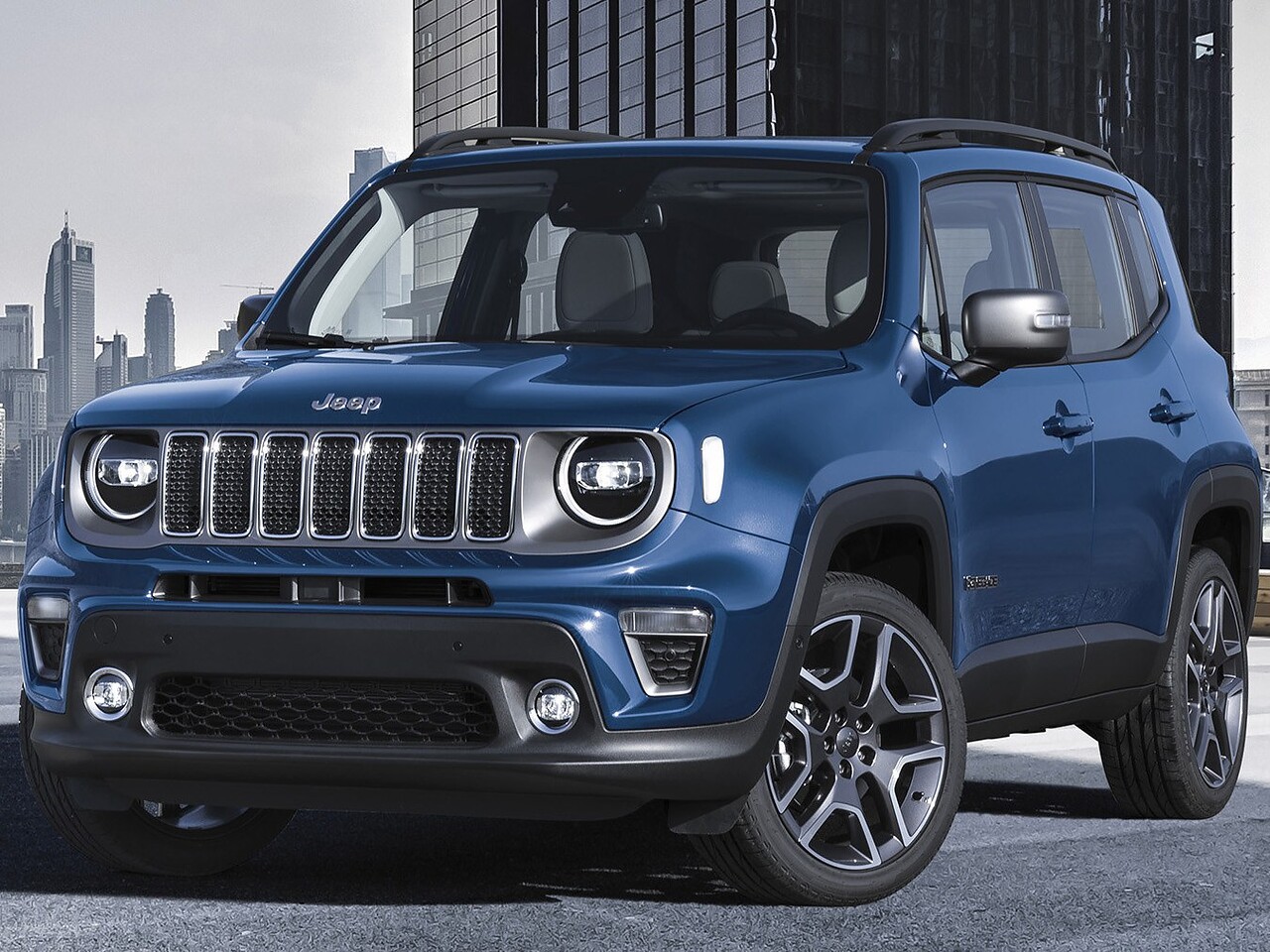 Jeep Renegade (BU рестайлинг, 2018 - 2021 г.в.): вид спереди сбоку в городе