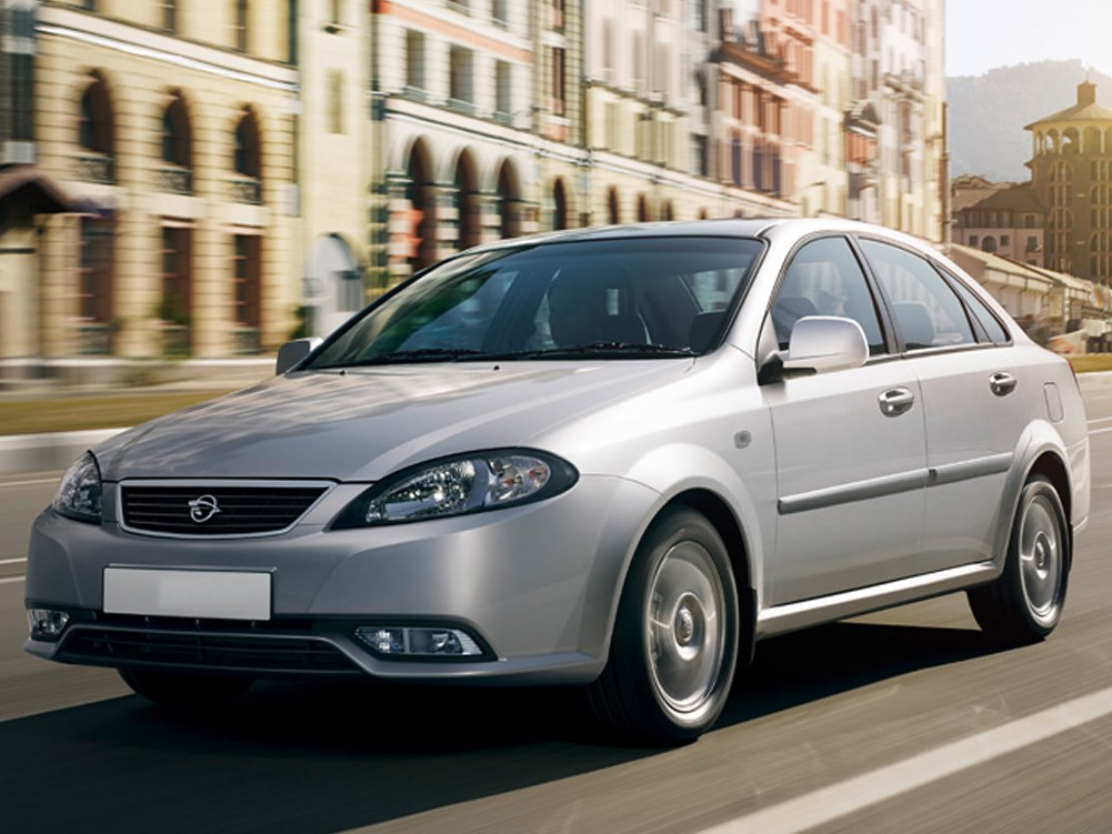 Ravon Gentra 1.5 AT Comfort: вид спереди сбоку у зданий