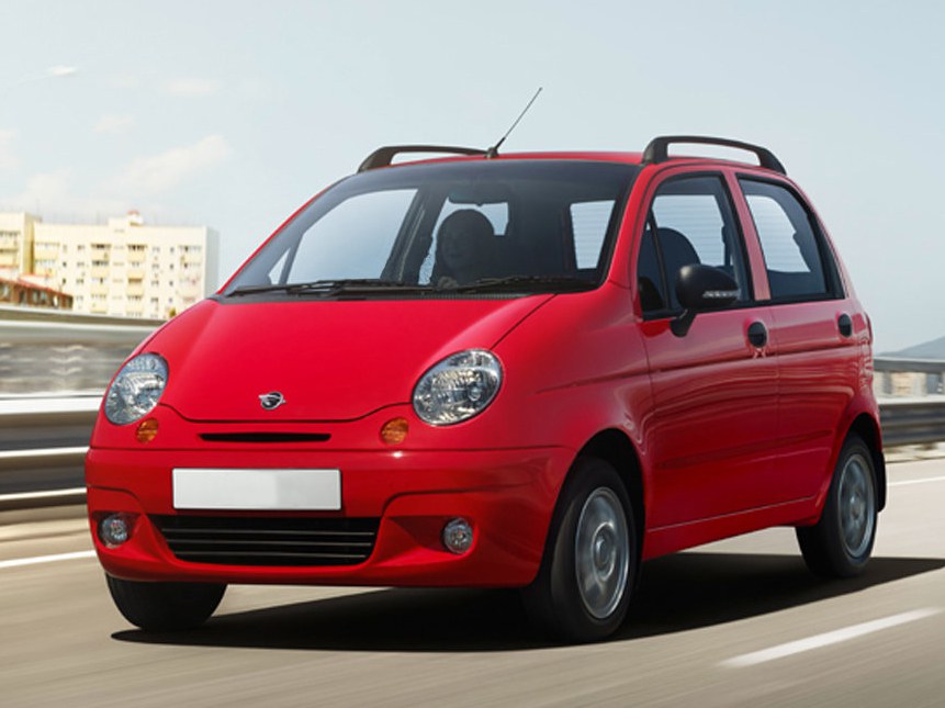 Ravon Matiz 0.8 MT M19 Light: вид спереди сбоку на дороге