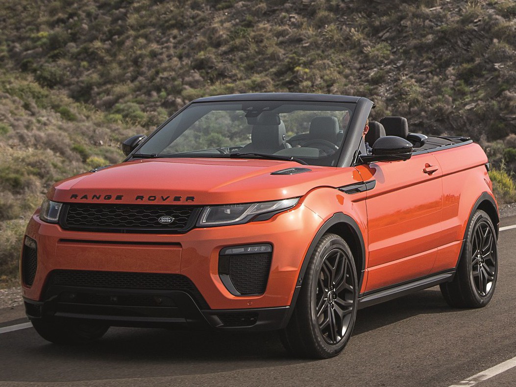Land Rover Evoque Кабриолет 2.0 Si4 AT HSE: вид спереди сбоку в горах
