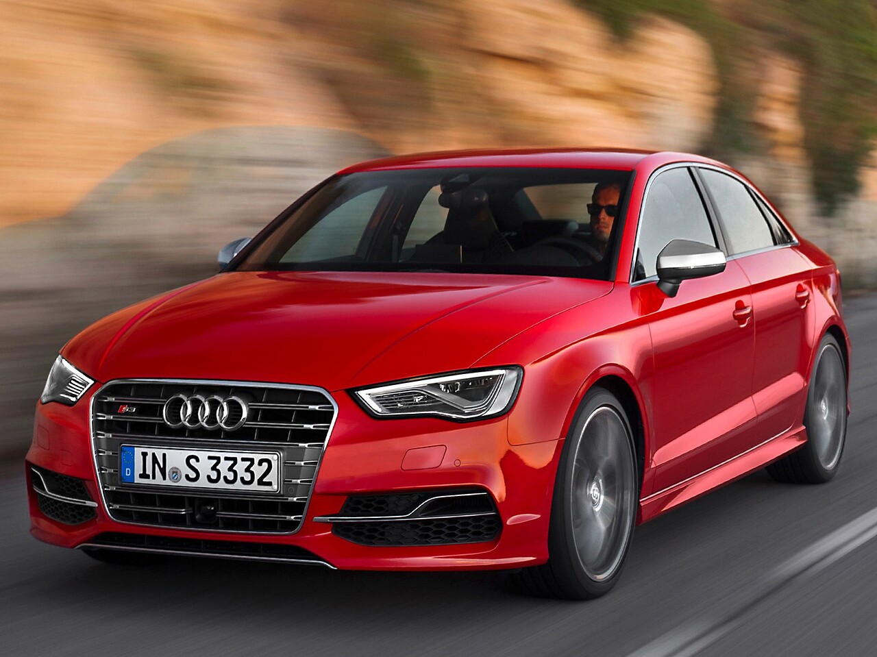 Audi S3 седан (8V, 2013 - 2016 г.в.): вид спереди сбоку на дороге