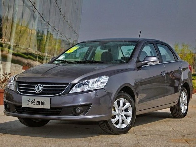Dongfeng S30 седан 1.6 AT Luxury: вид спереди сбоку у здания