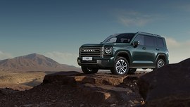Haval H9: вид спереди сбоку на камнях