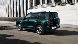 Haval H9: вид сзади сбоку у здания