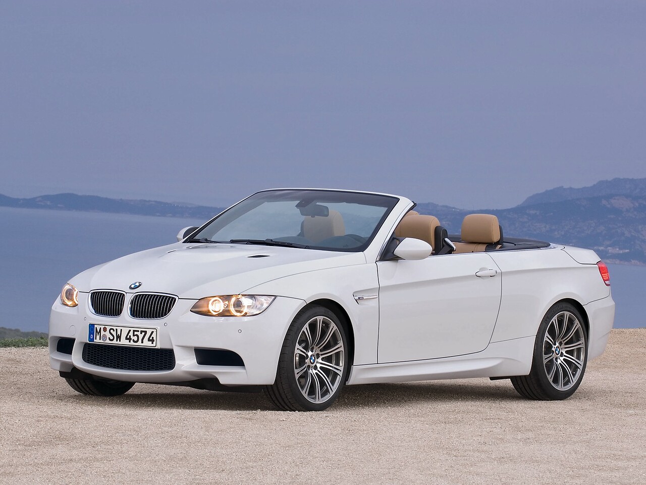 BMW M3 кабриолет 4.0 V8 AT: Кабриолет с открытым верхом на набережной