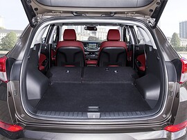 Hyundai Tucson (III поколение, 2015 - 2019 г.в.): багажник со сложенными сиденьями