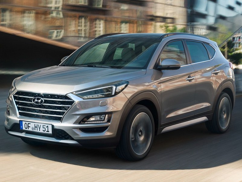Hyundai Tucson 2.0 4WD AT Dynamic: вид спереди сбоку в городе