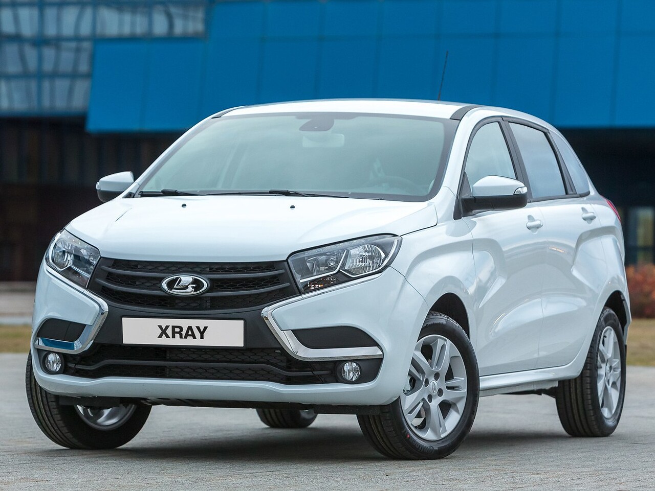 ВАЗ (Lada) XRAY (I поколение, 2016 - 2022 г.в.): вид спереди сбоку у здания
