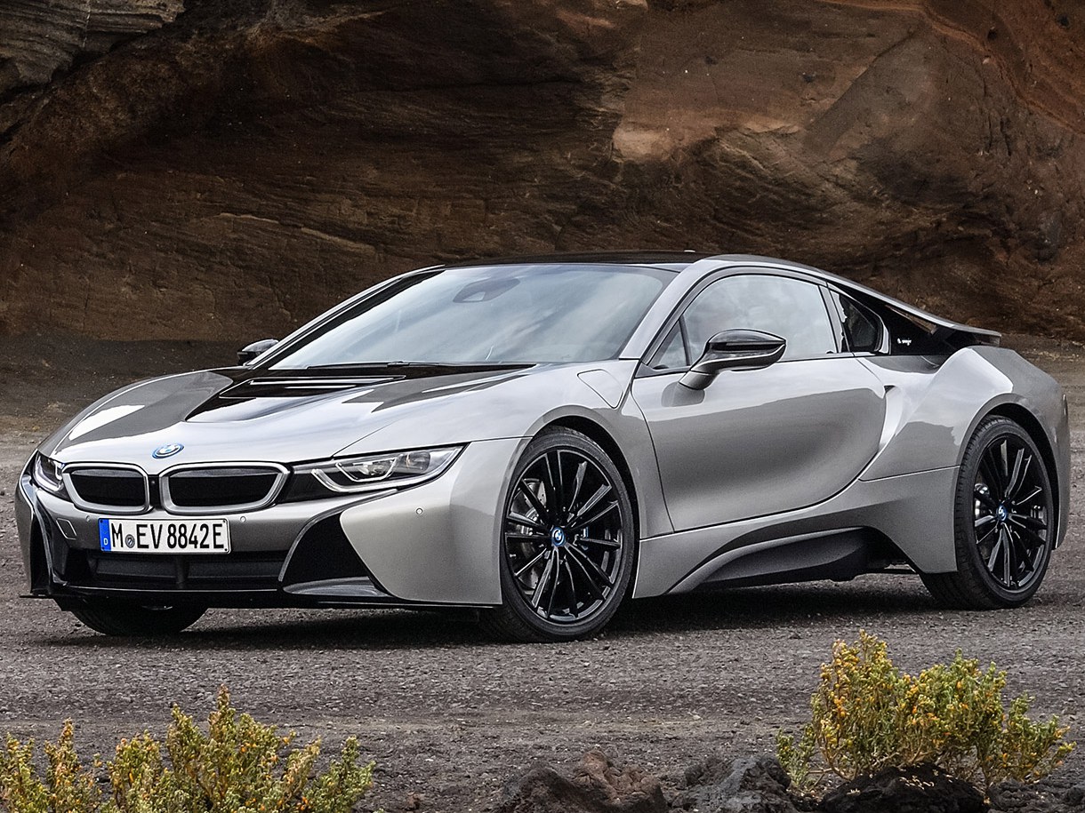 BMW i8 купе (I поколение рестайлинг, 2017 - 2020 г.в.): вид спереди сбоку в горах