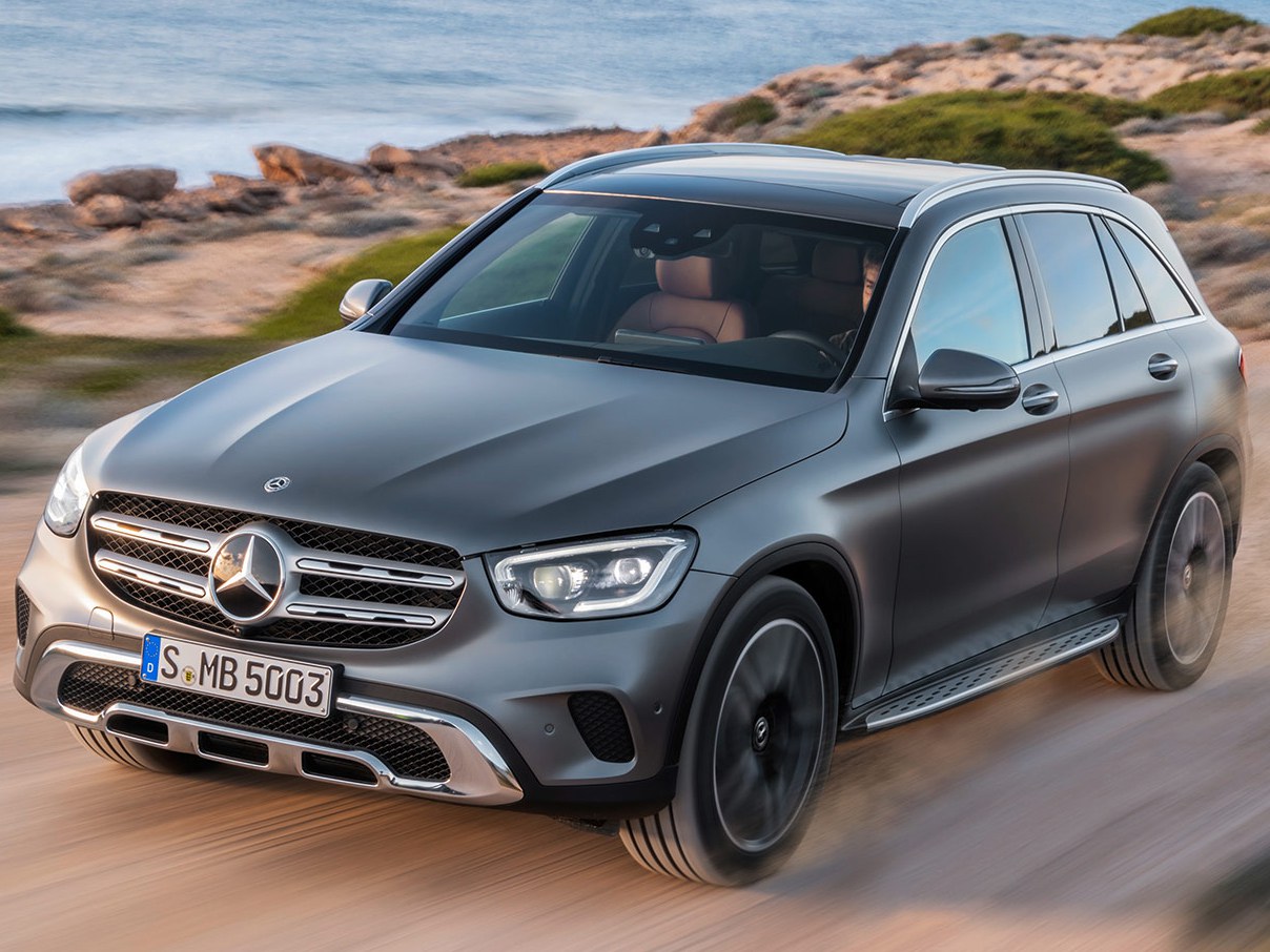 Mercedes-Benz GLC-Класс 2.0 4MATIC AT Premium Plus (GLC 200): вид спереди сбоку на дороге
