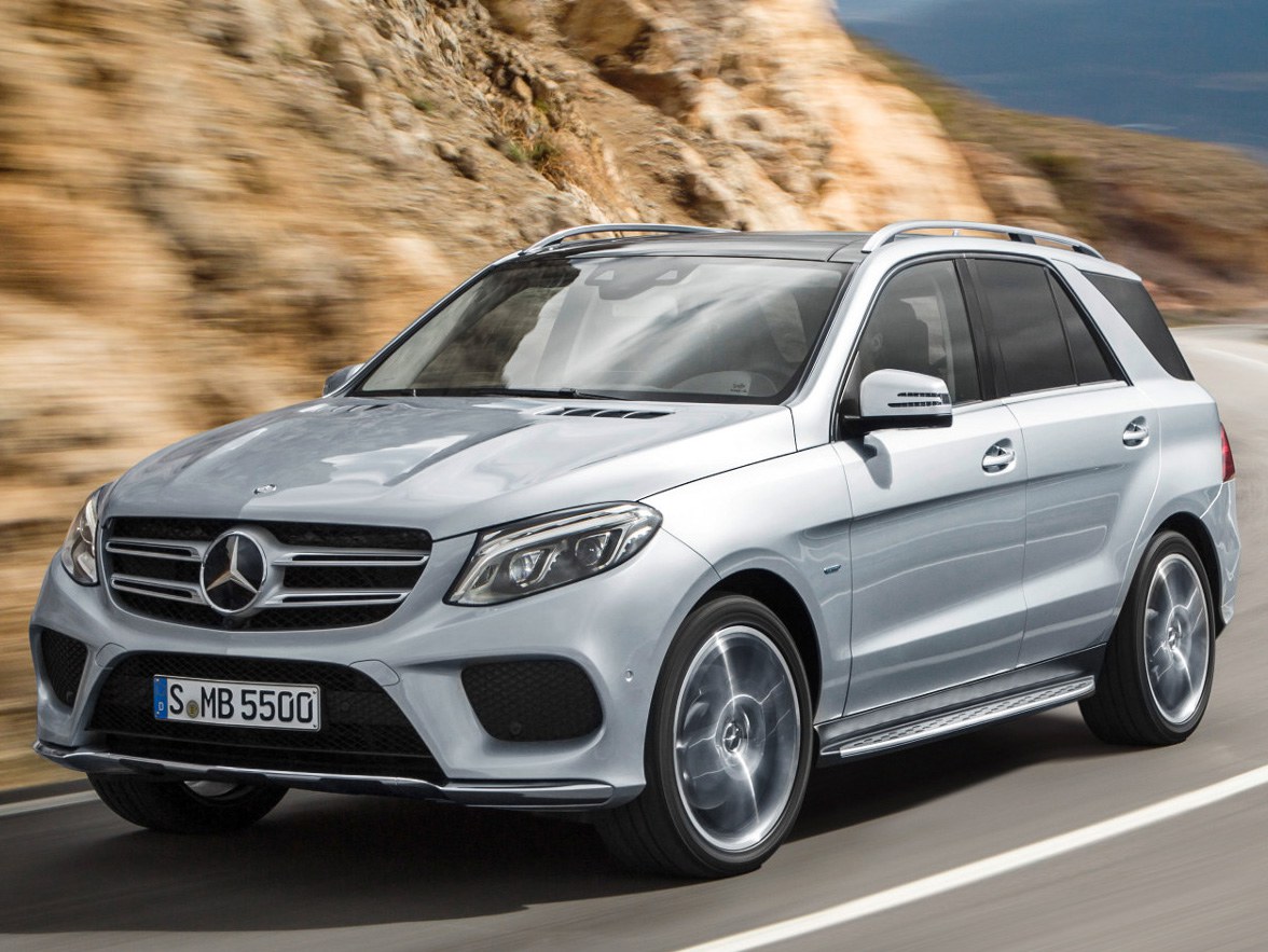Mercedes-Benz GLE-Класс (W166, 2015 - 2018 г.в.): вид спереди сбоку на дороге
