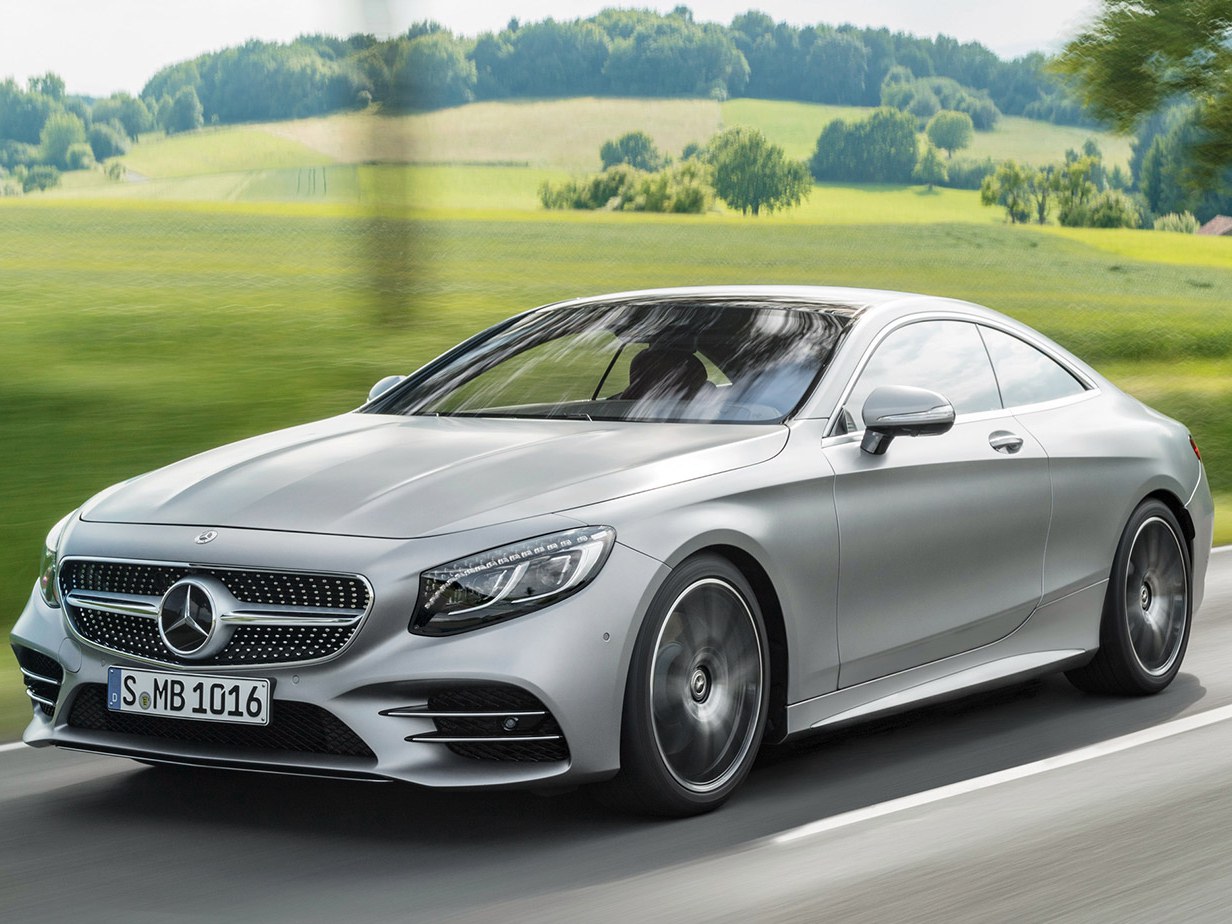 Mercedes-Benz S-Класс купе 4.0 4MATIC+ AT AMG S63: вид спереди сбоку на дороге