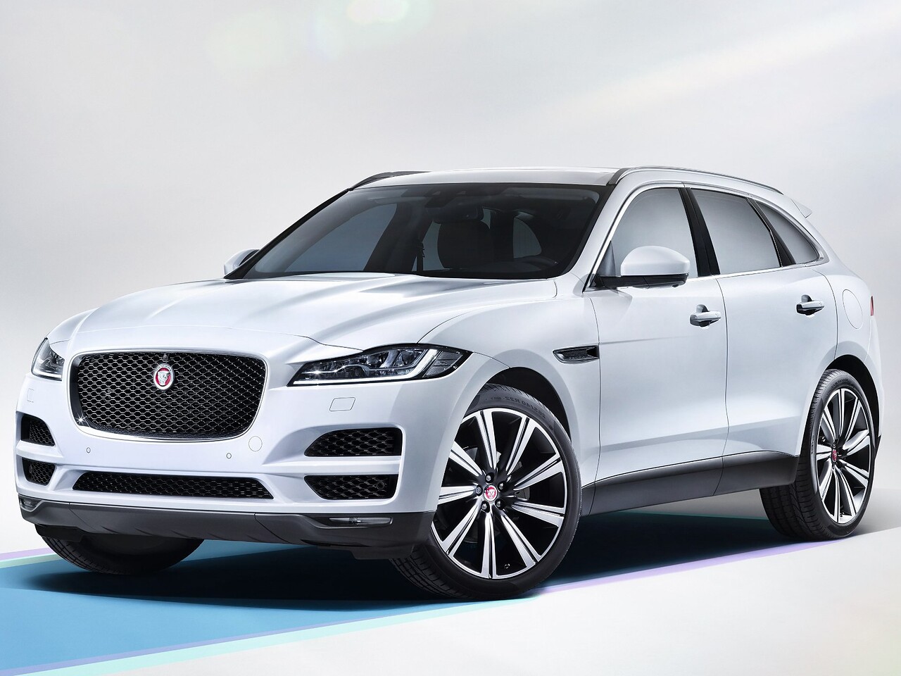Jaguar F-Pace 2.0 AT Prestige: вид спереди сбоку