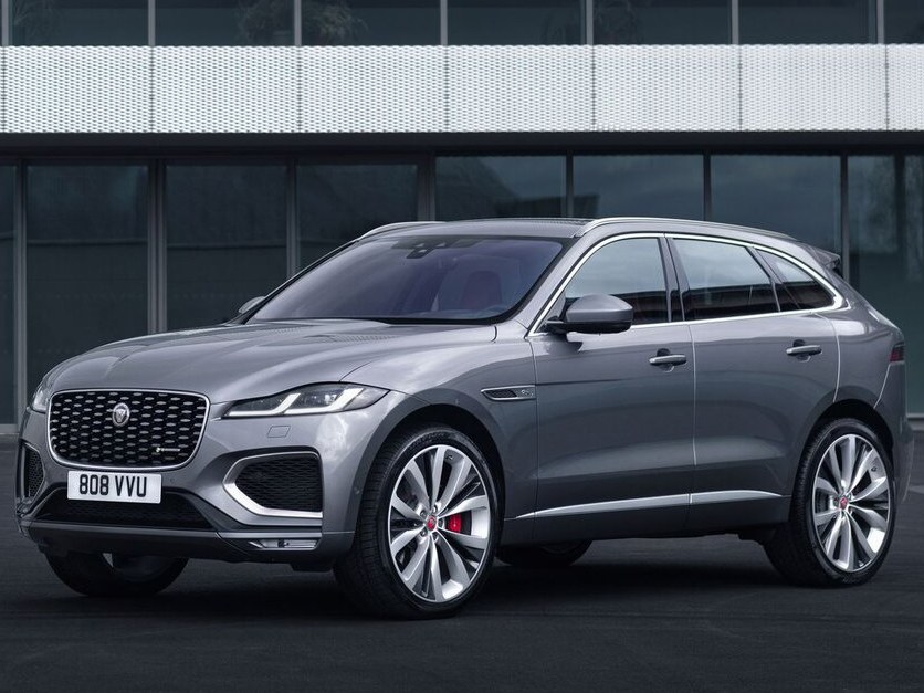 Jaguar F-Pace 2.0 4WD AT R-Dynamic S: вид спереди сбоку у здания