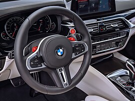 BMW M5 седан (F90, 2017 - 2020 г.в.): Рулевое колесо и приборная панель