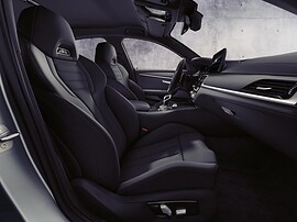 BMW M5 седан 4.4 AT Competition: Передняя часть салона со спортивными сиденьями