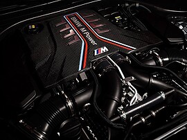 BMW M5 седан 4.4 AT Competition: Двигатель под капотом с карбоновой крышкой