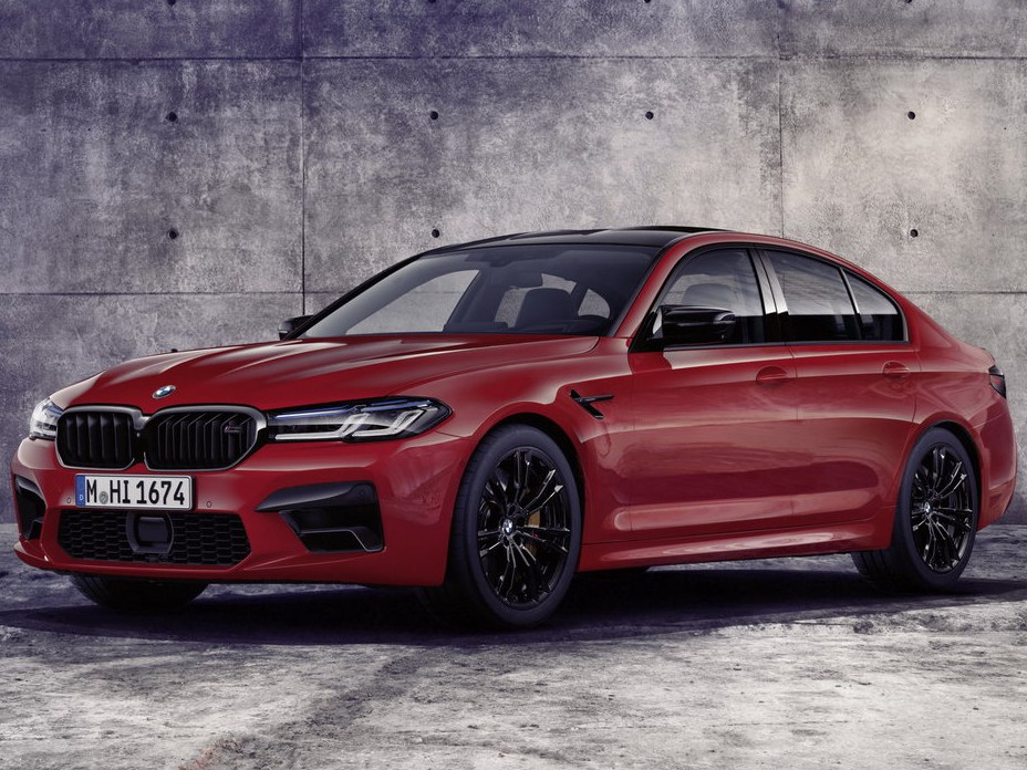 BMW M5 седан (F90 рестайлинг, 2020 - 2022 г.в.): Красный седан у бетонной стены