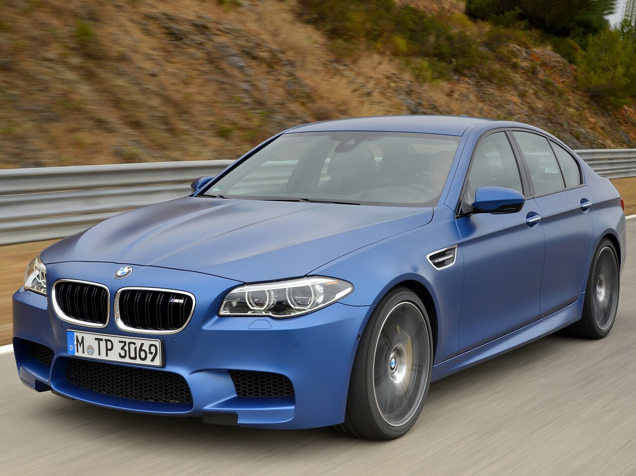 BMW M5 седан (F10 рестайлинг, 2013 - 2016 г.в.): Седан в движении по извилистой дороге