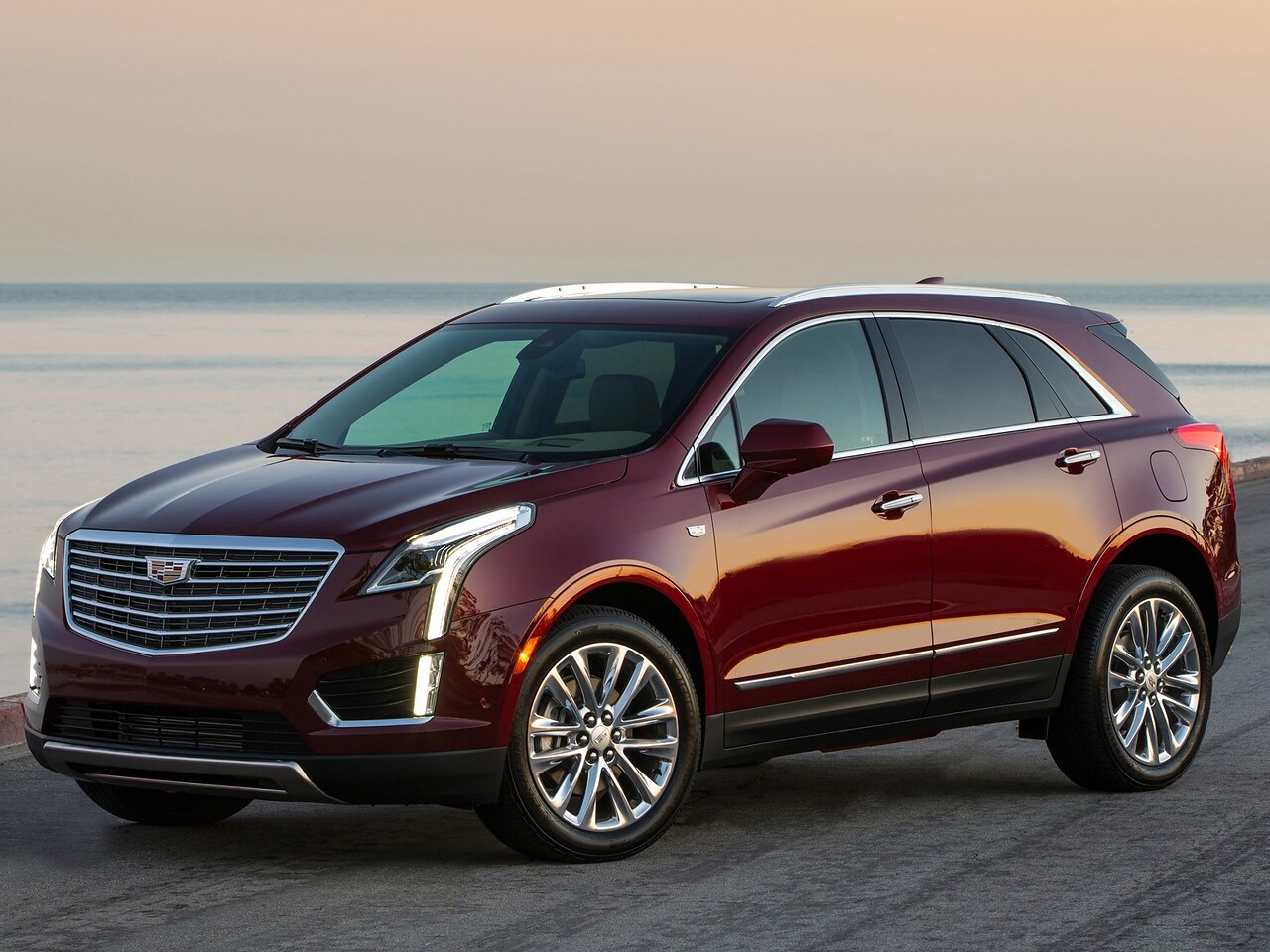 Cadillac XT5 (I поколение, 2016 - 2020 г.в.): вид спереди сбоку у воды