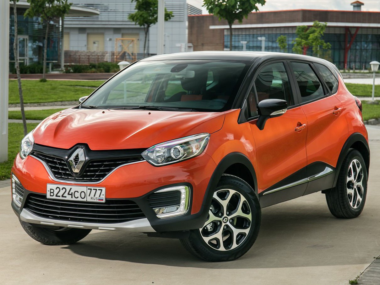 Renault Kaptur 2.0 4x4 MT Style: вид спереди сбоку в городе