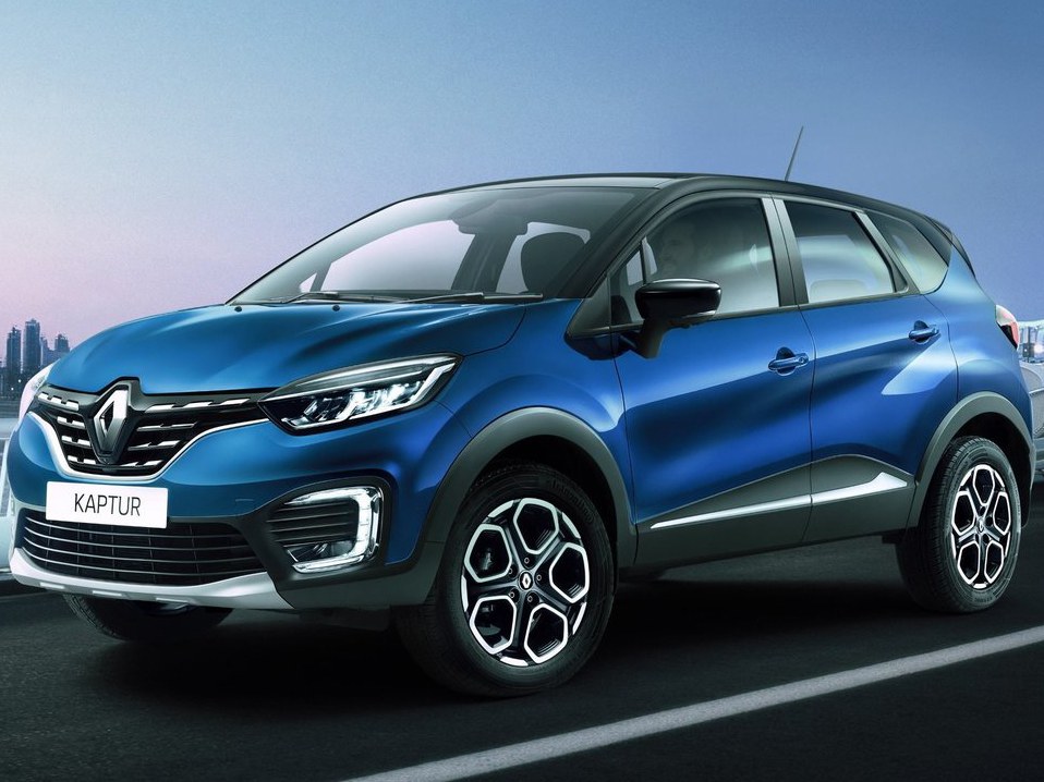 Renault Kaptur 1.6 MT Intense: вид спереди сбоку на дороге