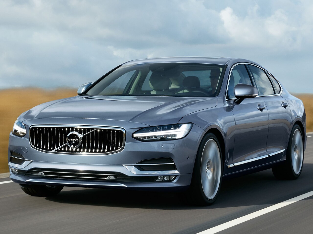 Volvo S90 седан (II поколение, 2016 - 2020 г.в.): вид спереди сбоку на дороге