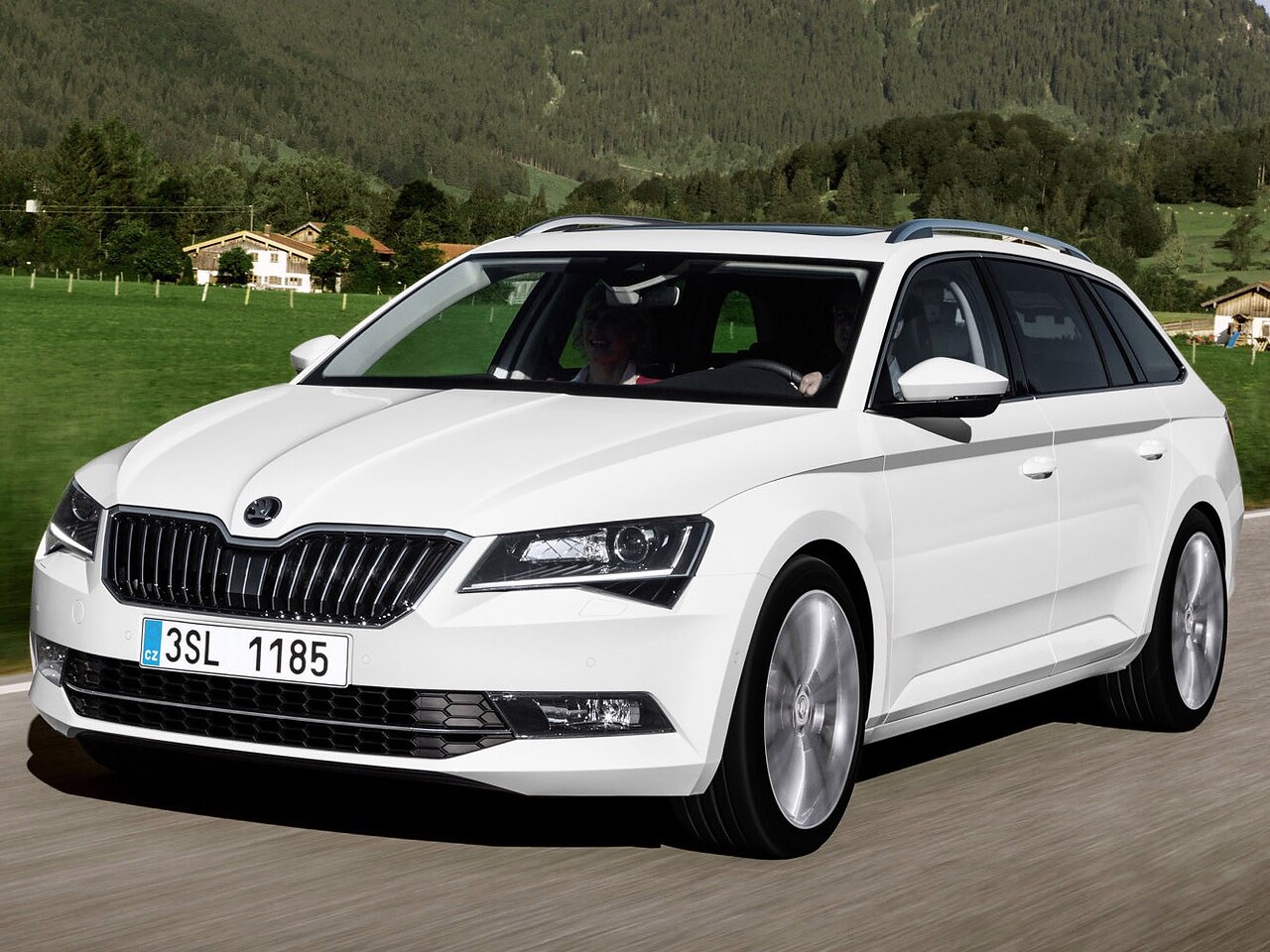 Skoda Superb универсал 1.4 TSI AT Ambition: вид спереди сбоку на дороге