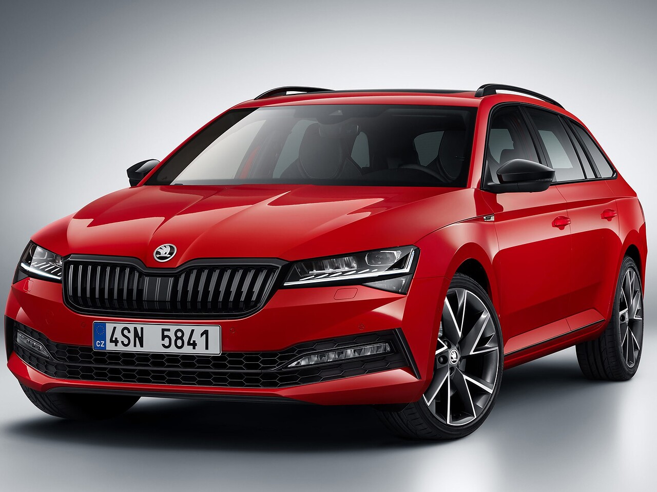Skoda Superb универсал 2.0 TSI (220 л.с.) AT Laurin & Klement: вид спереди сбоку