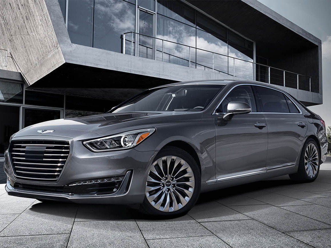 Genesis G90 5.0 AT Royal: вид спереди сбоку у здания
