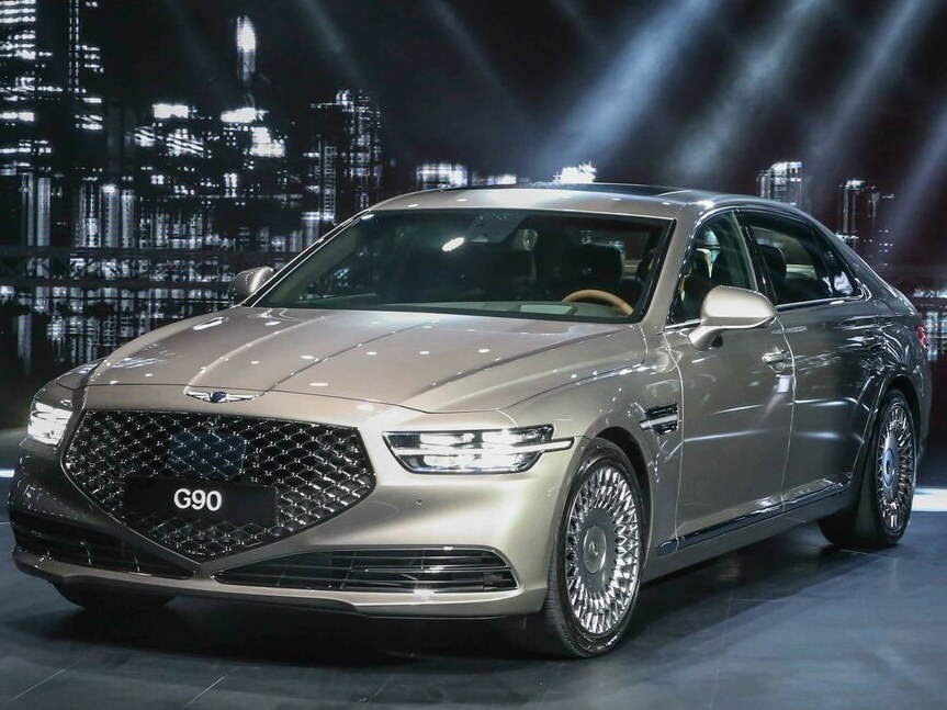 Genesis G90: вид спереди сбоку