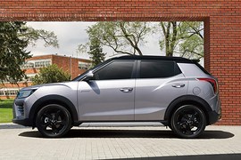 KGM Tivoli: вид сбоку у здания