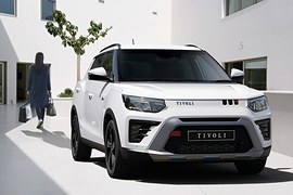 KGM Tivoli: вид спереди сбоку у здания