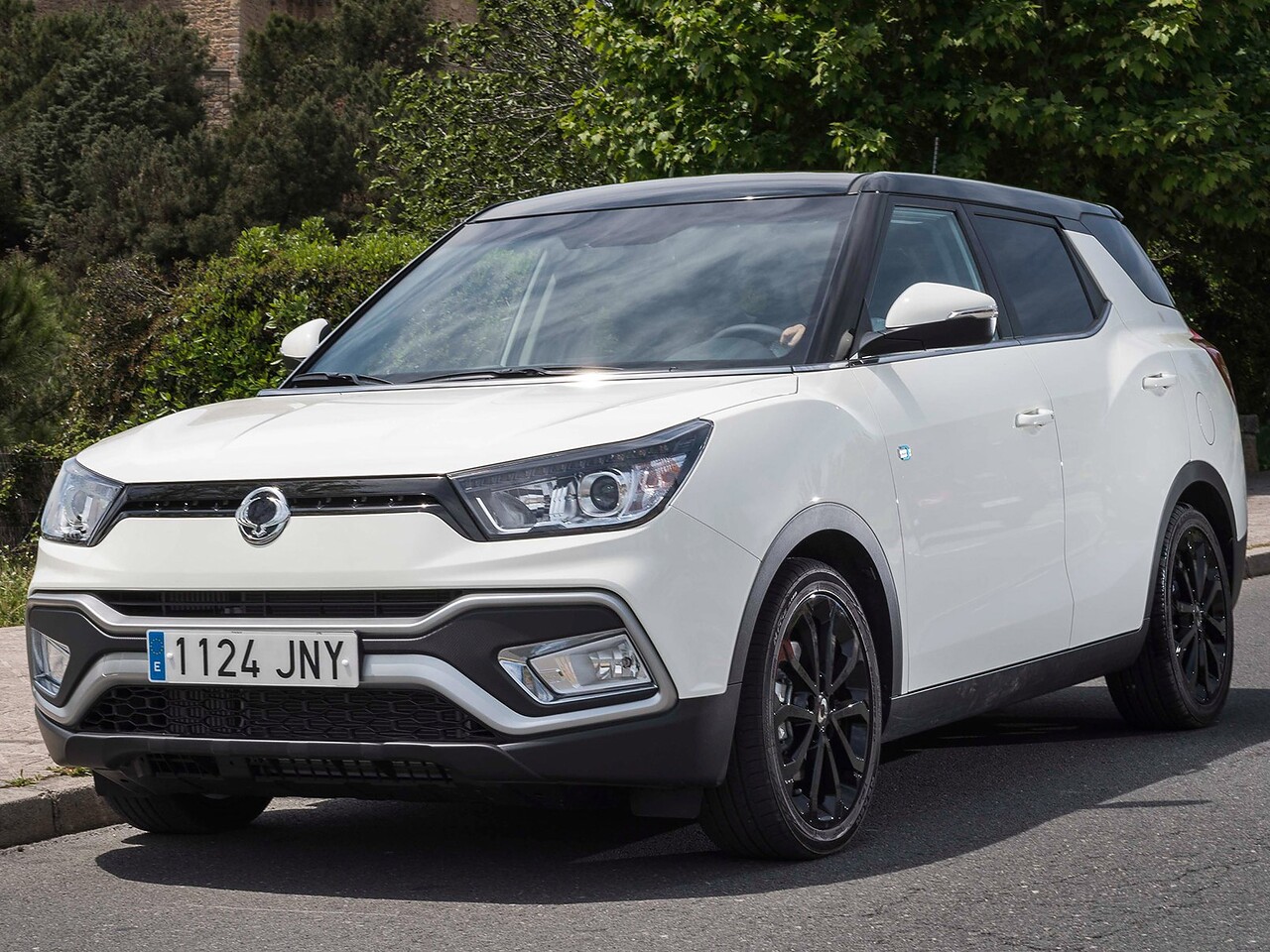 SsangYong Tivoli XLV внедорожник (I поколение, 2015 - 2021 г.в.): вид спереди сбоку на дороге