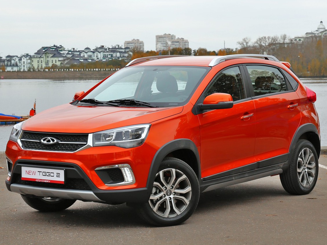 Chery Tiggo 2 (I поколение, 2016 - 2020 г.в.): вид спереди сбоку на дороге