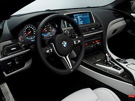 BMW M6 купе 4.4 AT: Приборная панель и мультимедийный экран