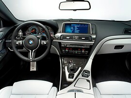 BMW M6 купе 4.4 AT: Приборная панель и рулевое колесо