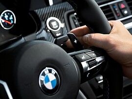 BMW M6 купе 4.4 AT: Подрулевой лепесток переключения передач